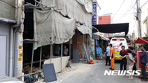 【오산=뉴시스】김지호 기자 = 31일 오전 8시께 경기 오산시 오산동의 한 원룸 신축 공사현장에서 A(34)씨가 8층 높이에서 지상으로 추락해 머리 부위를 다쳐 현장에서 숨졌다. 사진은 A씨가 작업하던 공사장. 2017.05.31 (사진=경기재난안전본부 제공)&nbsp; photo@newsis.com