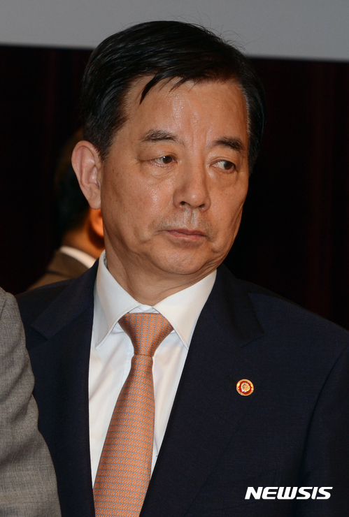 【서울=뉴시스】김선웅 기자 = 사드 발사대 추가 반입 고의 누락과 관련해 논란이 일고있는 가운데 한민구 국방부장관이 31일 오후 서울 종로구 정부서울청사에서 열린 이낙연 국무총리 취임식에서 굳은 표정으로 자리하고 있다. 2017.05.31.&nbsp; mangusta@newsis.com