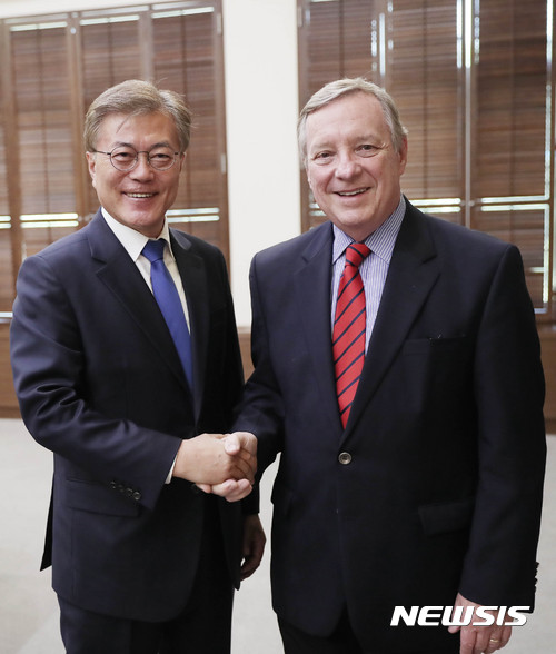 【서울=뉴시스】전진환 기자 = 문재인 대통령이 31일 오후 청와대 여민관에서 더빈 미국 민주당 상원 원내총무와 면담 전 악수하고 있다. 2017.05.31. (사진=청와대 제공)&nbsp; photo@newsis.com