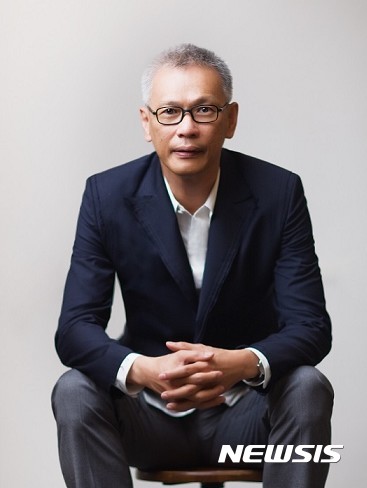 【서울=뉴시스】위유 와호노는 인도네시아 출생으로 베를린의 Technical University에서 플라스틱테크놀로지 (Plastic technology)를 수학한 공학박사다. 학위 취득 후 1998년 인도네시아로 돌아와 전공분야로 컨설팅 회사를 설립하였으며, 2000년의 첫 작품 구입을 시작으로 현재는 세계적인 아트 컬렉터로 활동하고 있다. 