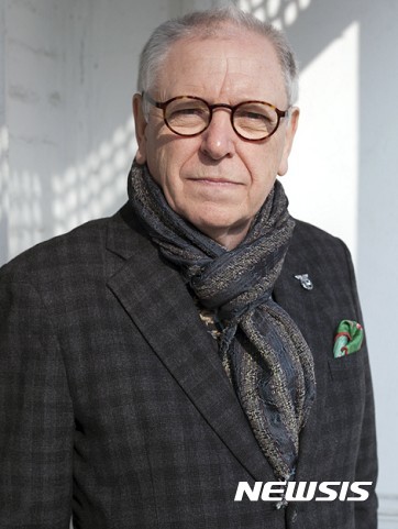 【서울=뉴시스】데이빗 엘리엇은 1976년~1996년까지&nbsp; 약 20년 동안 옥스퍼드 현대미술관의 디렉터로 재직하며 유럽뿐만 아니라 아프리카 및 아시아 지역 미술의 전시를 기획했다. 1996년부터 덴마크 스톡홀름 현대미술관에서 5년간 관장으로 재직하였으며, 1998년부터 2004년까지 현대미술관 국제위원회의 회장을 역임했다. 2001년부터는 도쿄의 모리미술관의 초대관장으로 초빙되어 이후 5년간 아시아 미술 중심의 전시를 선보였다. 제 17회 시드니비엔날레 아티스틱 디렉터(2008-2010), 제 1회 키에브 현대미술 국제비엔날레 아티스틱 디렉터(2011-2012), 제 6회 모스코바 비엔날레 아티스틱 디렉터(2013-2014)를 역임했다.