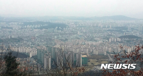 【청주=뉴시스】임장규 기자 = 충북 아파트 분양시장이 침체의 늪에 빠지면서 6년만에 할인 분양이 등장할 수 있다는 관측이 나온다. 사진은 아파트가 빼곡한 청주도심 전경. 2018.06.27 (사진=뉴시스 DB) photo@newsis.com