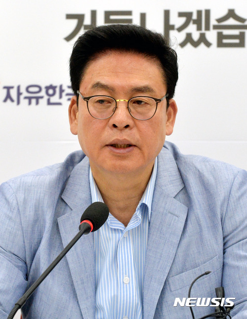 【서울=뉴시스】배훈식 기자 = 1일 오전 서울 여의도 국회 자유한국당 원내대표실에서 정우택 대표 권한대행 겸 원내대표가 기자간담회를 하고 있다. 2017.06.01.&nbsp; dahora83@newsis.com