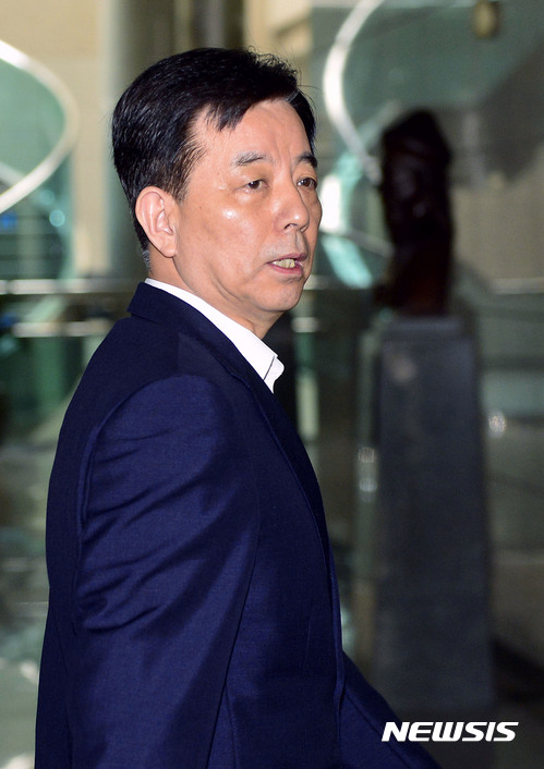 【서울=뉴시스】최동준 기자 = 사드 보고 누락 파문이 일고 있는 한민구 국방부 장관이 1일 오전 서울 용산구 국방부 청사로 출근하고 있다. 2017.06.01. photocdj@newsis.com