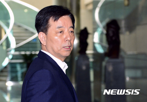 【서울=뉴시스】최동준 기자 = 사드 보고 누락 파문이 일고 있는 한민구 국방부 장관이 1일 오전 서울 용산구 국방부 청사로 출근하고 있다. 2017.06.01. photocdj@newsis.com