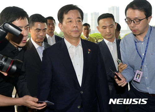 【서울=뉴시스】최동준 기자 = 사드 보고 누락 파문이 일고 있는 한민구 국방부 장관이 1일 오전 서울 용산구 국방부 청사로 출근하고 있다. 2017.06.01. photocdj@newsis.com