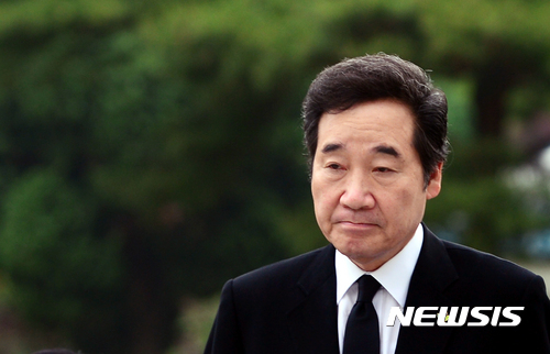 【서울=뉴시스】임태훈 기자 = 이낙연 신임 국무총리가 1일 오전 서울 동작구 국립서울현충원을 찾아 현충탑에 참배하기 위해 이동하고 있다. 2017.06.01. taehoonlim@newsis.com