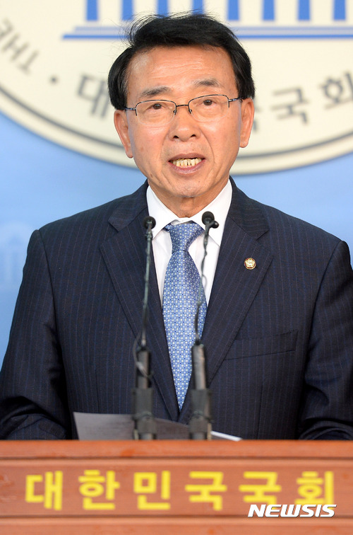 【서울=뉴시스】배훈식 기자 = 1일 오전 서울 여의도 국회 정론관에서 심재권 더불어민주당 사드대책특별위원회 위원장이 성명을 내고 발사대 추가 반입 누락 보고와 관련해 명백한 하극상이자 국기문란이라며 한민구 국방부 장관이 책임을 져야한다고 말했다. 2017.06.01. dahora83@newsis.com