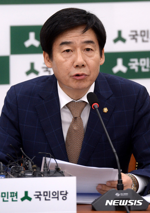 【서울=뉴시스】배훈식 기자 = 1일 오전 서울 여의도 국회 국민의당 원내대표 회의실에서 열린 원내정책회의에 참석한 이용호 정책위의장이 모두발언하고 있다.&nbsp; 이 정책위의장은 정부의 일자리 추가경정예산 편성에 대해 문재인 대통령 취임 기념 추경이라고 혹평하며 낙하산 추경이라고 비판했다. 2017.06.01. dahora83@newsis.com