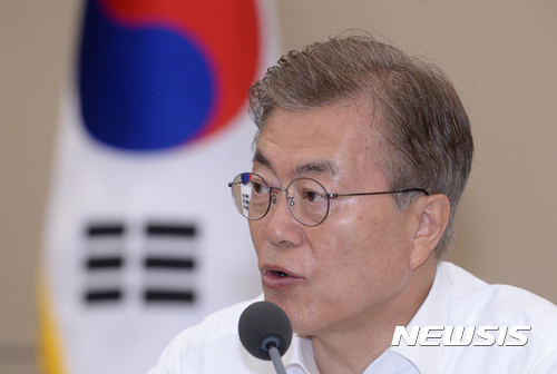 【서울=뉴시스】전진환 기자 = 문재인 대통령이 1일 오전 청와대 여민관 소회의실에서 수석 보좌관회의를 주재하고 있다. 2017.06.01. amin2@newsis.com