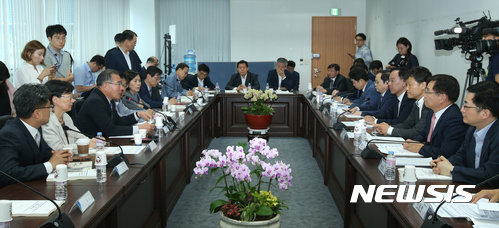 【서울=뉴시스】조성봉 기자 = 이개호 국정기획자문위원회 경제2분과 위원장이 1일 오전 서울 종로구 통의동 국정기획자문위원회에서 열린 미래창조과학부 업무보고에서 모두발언을 하고 있다 2017.06.01. photo@newsis.com