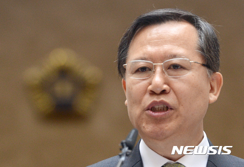 【서울=뉴시스】김선웅 기자 = 박병대 전 대법관이 지난 2017년 6월1일 오전 서울 서초구 대법원에서 열린 퇴임식에서 퇴임사를 하고 있다. 2017.06.01. mangusta@newsis.com