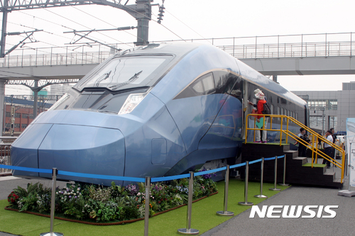 【순천=뉴시스】김석훈 기자 = 1일 전남 순천역 광장에서 수송력이 대폭 향상된 국내 최초 동력분산식 고속차량(EMU)의 실물 모형이 공개된 가운데 품평회가 열리고 있다.&nbsp; 동력분산식 고속차량은 앞뒤로 별도의 기관차가 필요했던 기존 고속열차와 달리 전 차량을 객실로 이용할 수 있어 기존 KTX-산천에 비해 1량 당 좌석수가 평균 75% 향상되며 오는 2020년 6월 순천~부전 구간에 도입된다. 2017.06.01. kim@newsis.com