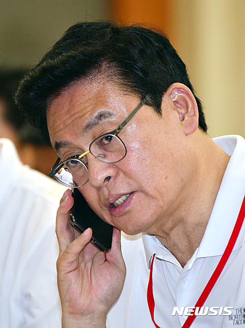 【단양=뉴시스】인진연 기자 = 1일 충북 단양군 대명리조트에서 열린 자유한국당 국회의원‧당협위원장 연석회의에 참석한 정우택 원내대표 겸 당 대표 권한대행이 행사 시작 전 통화를 하고 있다. 2017.06.01.inphoto@newsis.com