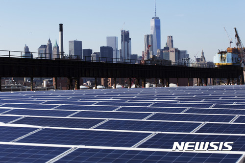 【뉴욕=AP/뉴시스】 지난 2월14일&nbsp;온통 태양광 집열판으로 뒤덮힌 뉴욕 브루클린의 한 건물 옥상 모습. 도널드 트럼프 미 대통령이 파리 기후변화협약 탈퇴를 발표할 것으로 예상되는 가운데 미 산업계는 미국이 기후변화협약에서 탈퇴하면 미국의 고용 창출 및 경제성장에 타격을 받게 될 것이라며 협약 탈퇴에 반대하고 있다. 2017.6.1 