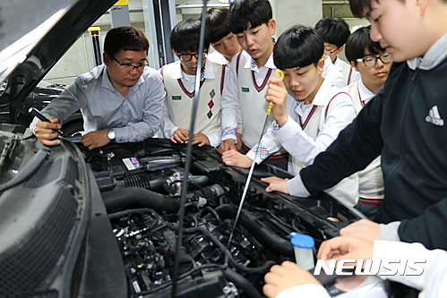 【울산=뉴시스】구미현 기자 = 울산시교육청은 오는 12월 21일까지 지역 우수 산업체, 공공기관, 대학 등과 협력해 지역 특화산업 중심 맞춤형 진로체험프로그램을 개발해 학생들 진로체험을 지원한다고 1일 밝혔다. 사진은 학생들이 자동차 정비 교육을 받고 있는 모습. 2017.06.01. (사진=울산시교육청 제공) photo@newsis.com
