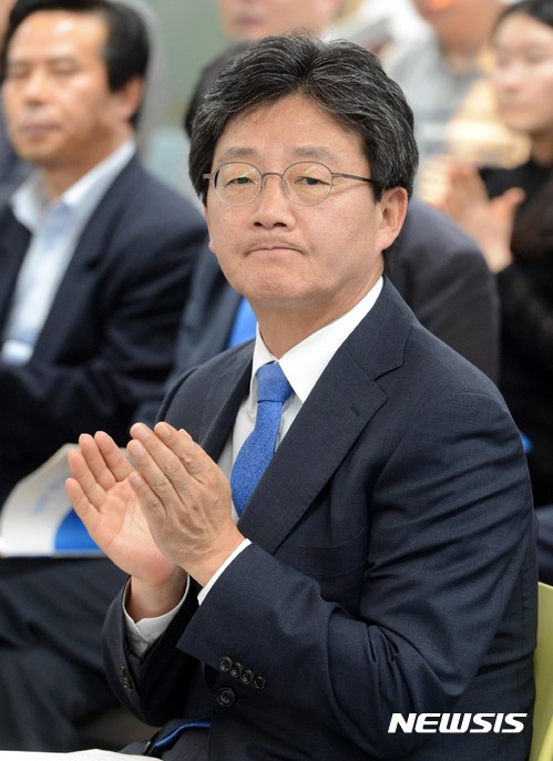 【서울=뉴시스】홍효식 기자 = 1일 서울 여의도 바른정당 당사에서 바른정책연구소가 주최해 열린 '개혁보수의 길을 묻다' 국민토론회에서 유승민 의원이 박수를 치고 있다. 2017.06.01. yesphoto@newsis.com