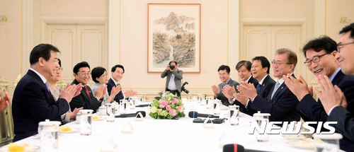 【서울=뉴시스】전신 기자 = 문재인 대통령이 1일 청와대 본관에서 서훈 국정원장에게 임명장을 수여한 후 차담회를 하고 있다. 2017.06.01. photo1006@newsis.com