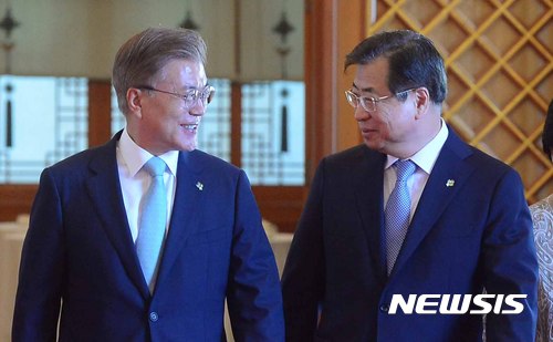 【서울=뉴시스】전신 기자 = 문재인 대통령이 1일 청와대 본관에서 서훈 국정원장에게 임명장을 수여한 후 차담회를 위해 인왕실로 이동하고 있다. 2017.06.01. photo1006@newsis.com