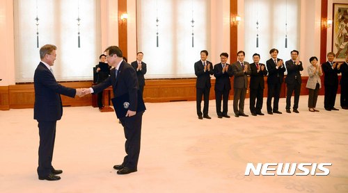 【서울=뉴시스】전신 기자 = 문재인 대통령이 1일 청와대 본관에서 서훈 국정원장에게 임명장을 수여한 후 악수하고 있다. 2017.06.01. photo1006@newsis.com