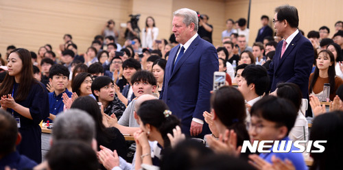 【서울=뉴시스】추상철 기자 =엘 고어 전 미국 부통령이 1일 오후 서울 동작구 중앙대학교에서 학생들의 환영을 받으며 강연장으로 들어서고 있다. 2017.06.01. scchoo@newsis.com
