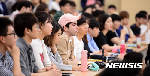 【서울=뉴시스】추상철 기자 =엘 고어 전 미국 부통령 초청강연이 열린 1일 오후 서울 동작구 중앙대학교에서 학생들이 강연을 듣고 있다. 2017.06.01. scchoo@newsis.com