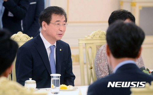 【서울=뉴시스】전신 기자 = 서훈 국정원장이 1일 청와대 본관에서 문재인 대통령에게 임명장을 받은 후 차담회를 하고 있다. 2017.06.01. photo1006@newsis.com