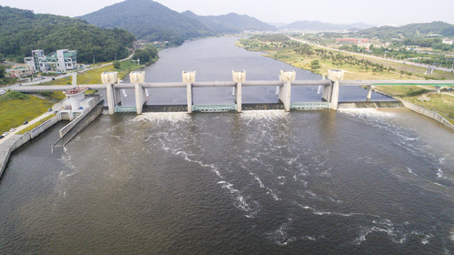 【서울=뉴시스】고승민 기자 = 환경부는 1일 공주보가 상시개방을 시작한 것과 관련, 조경규 환경부 장관이 이를 방문해 현황보고를 받고 수변시설 이용 등에 문제가 없도록 할 것을 당부했다고 밝혔다. 사진은 상시개방된 공주보 모습. 2017.06.01. (사진=환경부 제공)&nbsp; photo@newsis.com