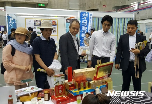 【영주=뉴시스】김진호 기자 = 지난달 27일 '일본 후지노미야시 산업페어'에서 방문객들이 영주 풍기인삼 제품을 살펴보고 있다. 2017.06.02 (사진= 영주시 제공) photo@newsis.com