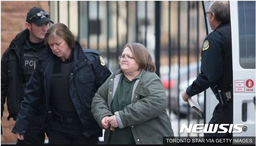 【서울=뉴시스】 지난 1일 연쇄살인범 엘리자베스 웨트로퍼가 우드스탁 법원으로 호송되고 있다. 2017.6.2. (출처=BBC)