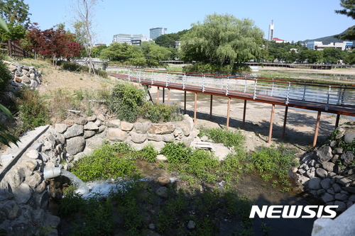 【대구=뉴시스】 우종록 기자 = 대구시는 2일 오후 달서구 두류공원 성당못에 낙동강 물을 끌어와 채워 넣고 있다. 시는 혹서기를 맞아 성당못 분수대를 가동하는 등 시민들에게 쾌적한 환경을 제공할 예정이다. 2017.06.02.&nbsp; <a href="mailto:wjr@newsis.com">wjr@newsis.com</a> 