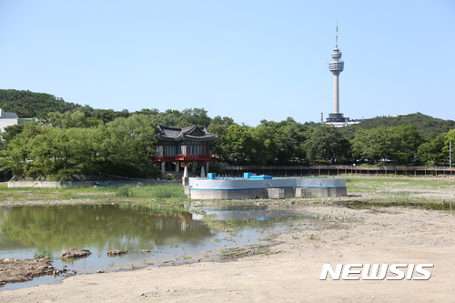 【대구=뉴시스】 우종록 기자 = 대구시는 2일 오후 달서구 두류공원 성당못에 낙동강 물을 끌어와 채워 넣고 있다. 시는 혹서기를 맞아 성당못 분수대를 가동하는 등 시민들에게 쾌적한 환경을 제공할 예정이다. 2017.06.02.&nbsp; <a href="mailto:wjr@newsis.com">wjr@newsis.com</a>