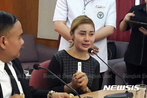 【서울=뉴시스】 8세 때 에이즈 양성 판정을 받은 20살 태국 여성 수티다 사엉수맛이 12년 만에 오해를 풀었다. 1일(현지시간) 태국 적십자 에이즈 연구센터(TRC-ARC)가 실시한 에이즈 검진에서 최종적으로 음성 판정을 받은 수티다는 "의사들에게 감사하다"며 그 자리에서 눈물을 터뜨렸다. 이어 "나는 에이즈 환자가 아니기 때문에 더이상 차별을 받아서는 안 된다"고 말했다. <출처: 방콕포스트> 2017.06.02