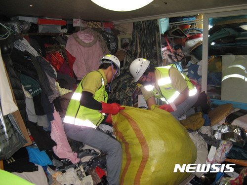 【시흥=뉴시스】이종일 기자 = 청소업체 직원들이 2일 오전 경기 시흥시 A아파트 B(72·여)씨의 집에서 옷더미를 치우고 있다.&nbsp; B씨는 지난 8개월 동안 헌 옷가지 등을 모아 46㎡ (14평) 규모의 원룸을 쓰레기집으로 만들었고, 시흥시주거복지센터, 청소업체 직원들이 이날 청소를 벌였다. 2017.06.02. <a href="mailto:lji22356@newsis.com">lji22356@newsis.com</a> 