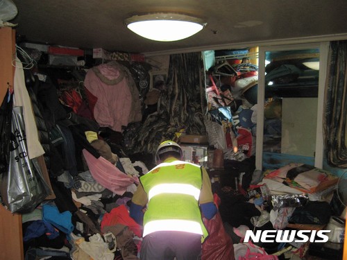 【시흥=뉴시스】이종일 기자 = 청소업체 직원들이 2일 오전 경기 시흥시 월곶동 A아파트 B(72·여)씨의 집에서 옷더미를 치우고 있다. B씨는 지난 8개월 동안 헌 옷가지 등을 모아 46㎡ (14평) 규모의 원룸을 쓰레기집으로 만들었고, 시흥시주거복지센터, 청소업체 직원들이 이날 청소를 벌였다. 2017.06.02.lji22356@newsis.com