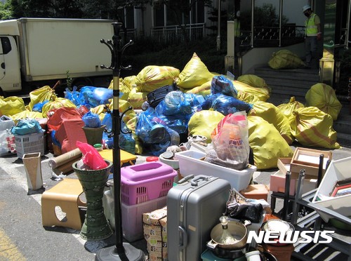 【시흥=뉴시스】이종일 기자 = 청소업체 직원들이 2일 오전 경기 시흥시 월곶동 A아파트 B(72·여)씨의 집에서 끄집어낸 쓰레기들이 아파트 현관 앞에 놓여져 있다. B씨는 지난 8개월 동안 헌 옷가지 등을 모아 46㎡ (14평) 규모의 원룸을 쓰레기집으로 만들었고, 시흥시주거복지센터, 청소업체 직원들이 이날 청소를 벌였다. 2017.06.02. lji22356@newsis.com 