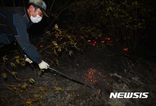 【서울=뉴시스】고승민 기자 = 1일 오후 9시7분께 서울 노원구 상계동 수락산에서 화재가 발생, 2일 새벽 소방관들과 구청 직원 등 관계자들이 잔불 소화를 하고 있다. 2017.06.02. kkssmm99@newsis.com