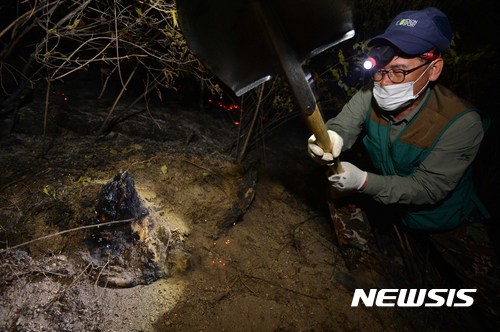 【서울=뉴시스】고승민 기자 = 1일 오후 9시7분께 서울 노원구 상계동 수락산에서 화재가 발생, 2일 새벽 소방관들과 구청 직원 등 관계자들이 잔불 소화를 하고 있다. 2017.06.02.&nbsp; kkssmm99@newsis.com