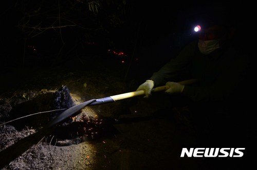 【서울=뉴시스】고승민 기자 = 1일 오후 9시7분께 서울 노원구 상계동 수락산에서 화재가 발생, 2일 새벽 소방관들과 구청 직원 등 관계자들이 잔불 소화를 하고 있다. 2017.06.02.&nbsp; kkssmm99@newsis.com