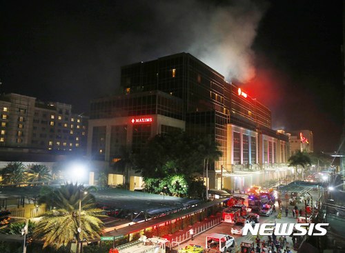 【마닐라=AP/뉴시스】 필리핀 마닐라의 리조트에서 2일(현지시간) 총격사건이 발생했다. 용의자는 리조트 5층에서 숨진 채 발견됐다. 당국은 자살로 추정하고 있다. 사망자는 없다. 이슬람국가(IS)는 자신들을 추종하는 '외로운 늑대'의 소행이라고 주장했으나 필리핀 경찰은 단순 강도 사건으로 보고 있다. 2017.06.02 