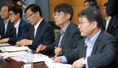 【서울=뉴시스】추상철 기자 = 김형렬 새만금개발청 차장(오른쪽 두번째)과 관계자들이 2일 오전 서울 종로구 통의동 국정기획자문위원회에서 열린 새만금개발청 업무보고에서 이개호 국정기획자문위원회 경제2분과 위원장의 발언을 듣고 있다. 2017.06.02.&nbsp; photo@newsis.com