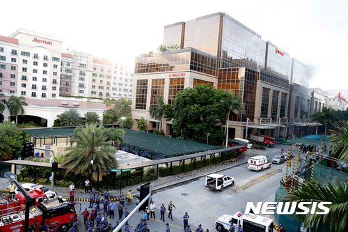 【마닐라=AP/뉴시스】필리핀의 리조트 월드마닐라에서 2일 총기 발사에 뒤이은 화재로 많은 사망자가 발생했다. 사진은 리조트 건물 전경. 2017.06.02 