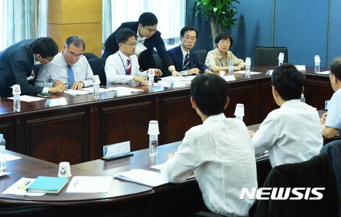 【서울=뉴시스】전신 기자 = 이개호 국정기획자문위원회 경제2분과 위원장이 2일 오전 서울 종로구 금융감독원 연수원에 마련된 국정기획자문위원회에서 국토교통부 업무보고를 준비하고 있다. 2017.06.02&nbsp; photo@newsis.com 