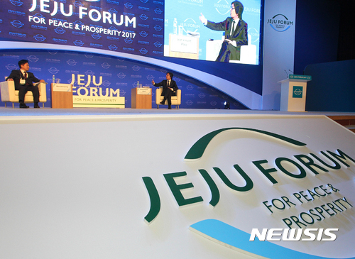 【서귀포=뉴시스】우장호 기자 = 장뱅상 플라세(Jean-Vincent Place) 프랑스 국가개혁담당 장관이 2일 오전 제주 서귀포시 국제컨벤션센터(ICC)에서 열린 제12회 제주포럼에서 원희룡 제주특별자치도지사와 '디지털 시대의 민주주의:개방적이고 유연한 정부를 위한 제언'이라는 주제로 특별 대담을 하고 있다. 2017.06.02.&nbsp; woo1223@newsis.com