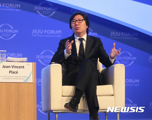 【서귀포=뉴시스】우장호 기자 = 장뱅상 플라세(Jean-Vincent Place) 프랑스 국가개혁담당 장관이 2일 오전 제주 서귀포시 국제컨벤션센터(ICC)에서 열린 제12회 제주포럼에서 원희룡 제주특별자치도지사와 '디지털 시대의 민주주의:개방적이고 유연한 정부를 위한 제언'이라는 주제로 특별 대담을 하고 있다. 2017.06.02.&nbsp; woo1223@newsis.com