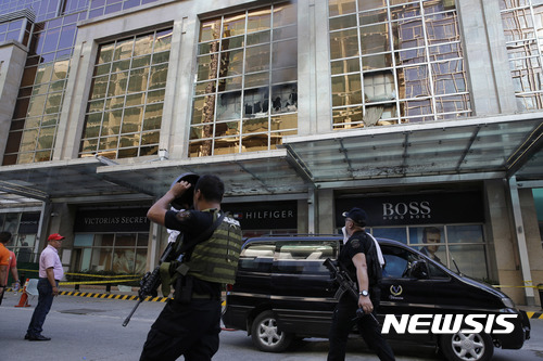 【마닐라=AP/뉴시스】필리핀의 리조트 월드마닐라에서 2일 총기 발사에 뒤이은 화재로 많은 사망자가 발생한 가운데 깨진 창문을 통해 밖으로 연기가 나오고 있다.&nbsp; 2017.06.02 