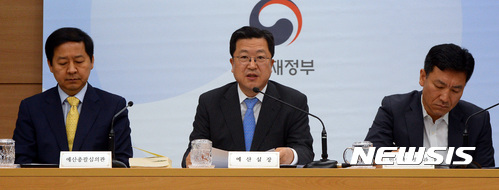 【세종=뉴시스】강종민 기자 = 박춘섭 기획재정부 예산실장이 지난 2일 오전 정부세종청사 기재부 브리핑룸에서 2017년도 추가경정예산안에 대해 설명하고 있다. 이번 추경안은 일자리 창출과 여건 개선, 일자리 기반이 되는 서민생활 안정 지원을 위해 총 11조 2,000억 원 규모로 편성됐다. 2017.06.05. ppkjm@newsis.com