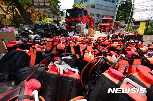【서울=뉴시스】고승민 기자 = 수락산 화재 이틀째인 2일 오후 산 초입에 진화작업용 수통이 놓여져 있다. 이는 밤새 구청 직원들과 의용소방대 등 시민들이 사용했다.불은 최초 신고 후 약 14시간만인 이날 오전 10시52분께 공식 진화됐으며 소방당국은 숨은 불씨를 찾아 제거하는 등 비상감시체계에 돌입했다. 화재는 야간 등산객 또는 주변 무속인의 부주의로 인해 발생했을 것으로 추정되고 있으며, 소방당국은 현재 육안감식을 통해 정확한 원인을 조사하고 있다. 2017.06.02. kkssmm99@newsis.com
