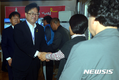 【목포=뉴시스】류형근 기자 = 우원식 더불어민주당 원내대표가 2일 오후 전남 목포시 목포신항을 찾아 세월호 미수습자 가족을 만나고 있다. 2017.06.02 hgryu77@newsis.com