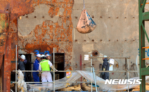 【목포=뉴시스】류형근 기자 = 2일 오후 전남 목포시 목포신항에서 코리아쌀베지 작업자들이 세월호 내부에서 지장물 제거작업을 하고 있다. 2017.06.02&nbsp; hgryu77@newsis.com